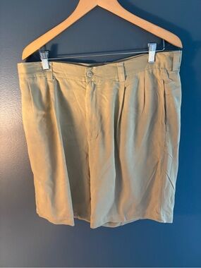 Tommy Bahama Men's Tan 100% silk pleated Shorts size 36